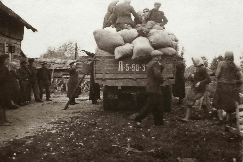 Sovietų saugumo aukos kentėdavo ne vienos – represijų sulaukdavo ištisomis šeimomis, ir dažniausia būdavo baudžiama tremtimi. Lietuvos ypatingojo archyvo nuotraukoje – slapta fotografuotas 1951 metų spalio mėnesį vykdyto trėmimo momentas. LYA nuotr.