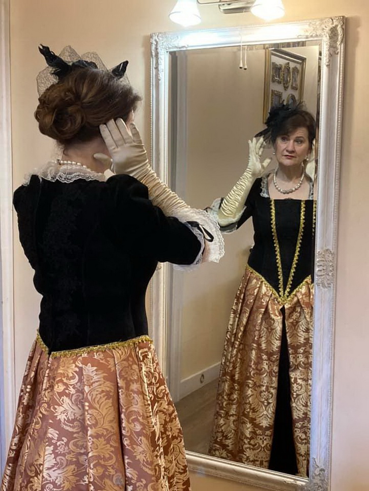 Paradoksas: istorine lietuviška virtuve aistringai besidominti Vilija pati visai nemėgsta gaminti ir juokiasi, kad tikrai nepamatytume jos minkančios kotletus. ASMENINIO ARCHYVO nuotr.