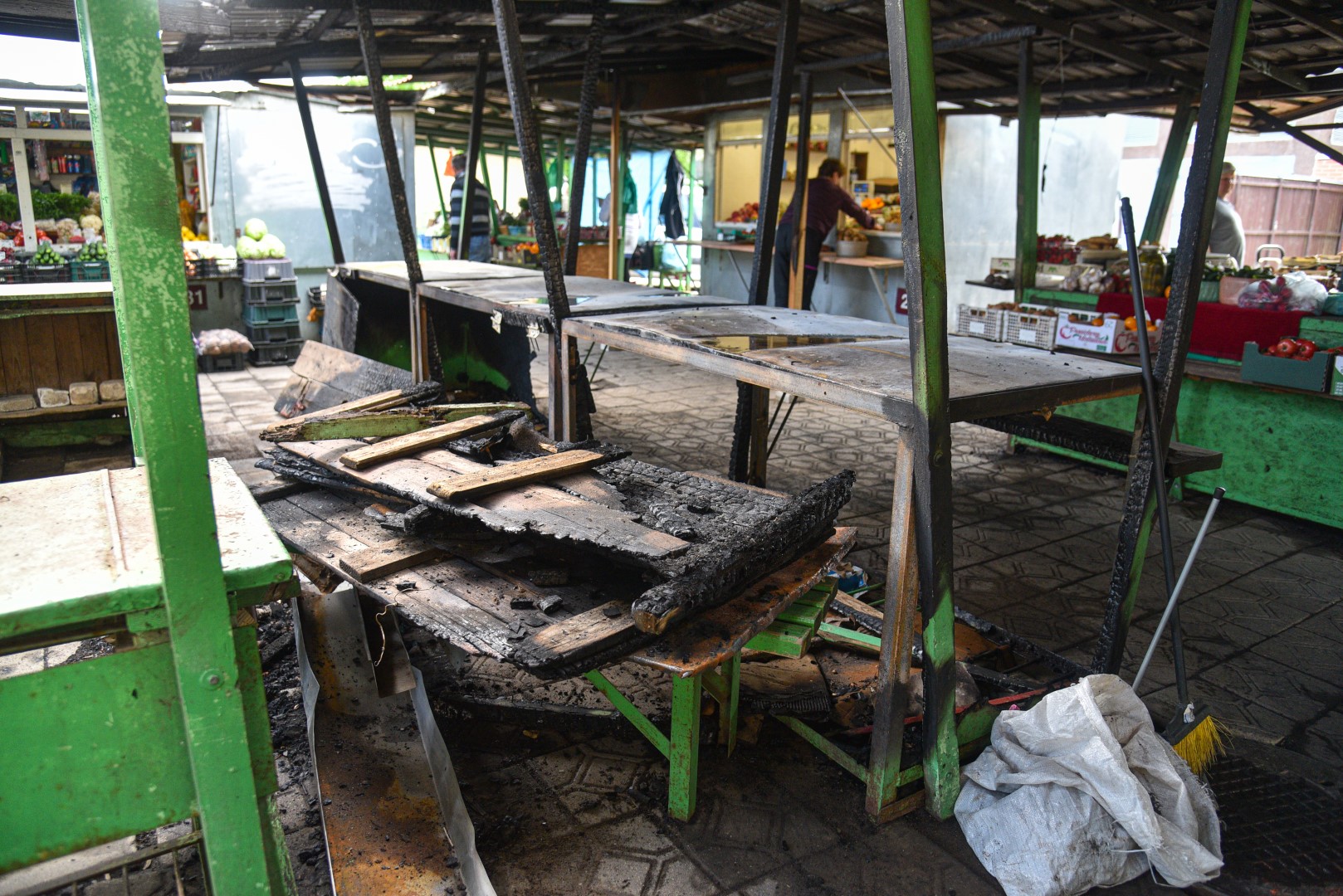 Turgaus prekeiviai neabejoja, kad turgavietėje raudoną gaidį paleido vakarais į ją besirenkantis jaunimas. P. ŽIDONIO nuotr. 