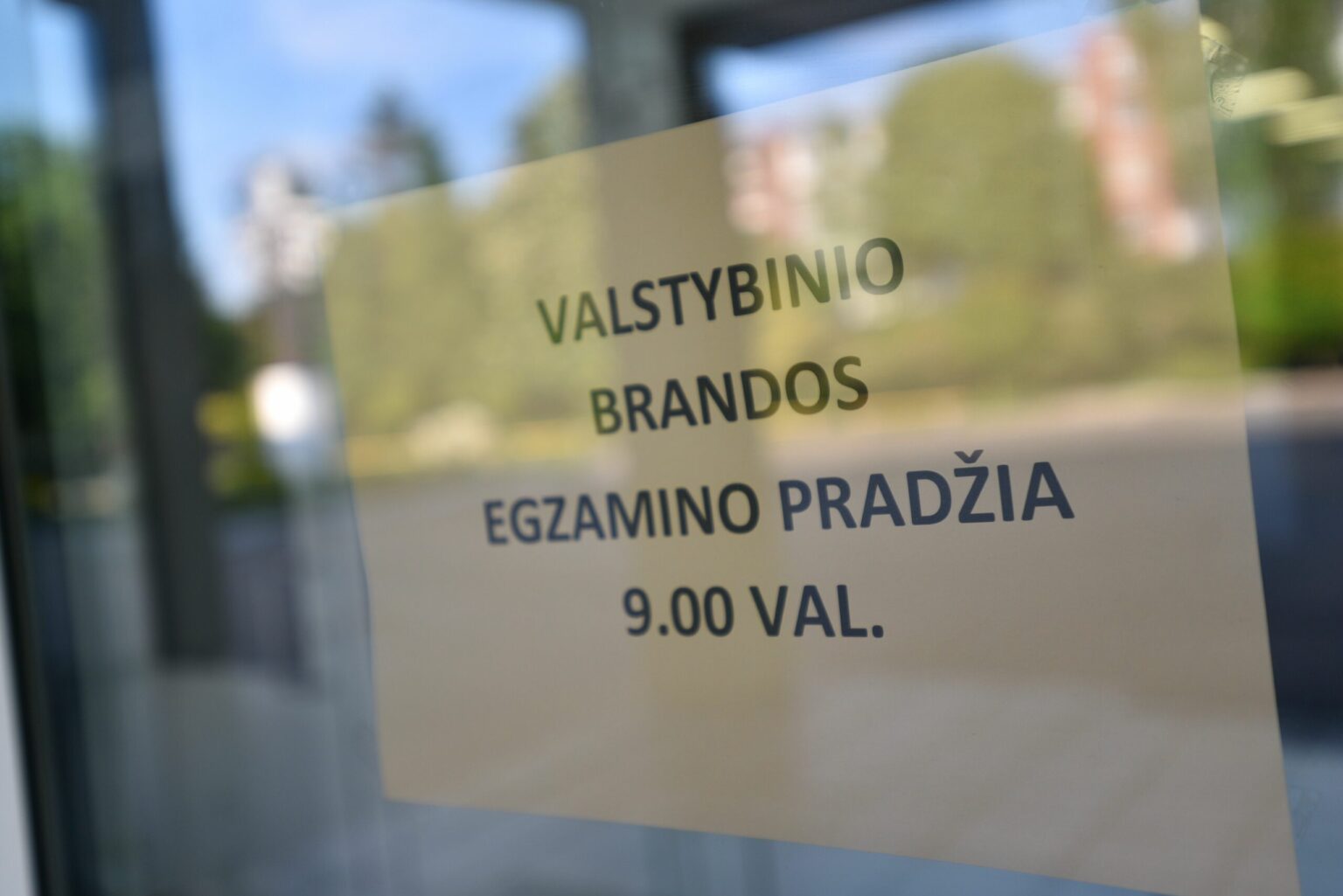 Nuo kitų metų valstybinius brandos egzaminus (VBE) laikysiančių abiturientų laukia naujovė – išlaikymo kartelė nuo 35 taškų laikinai mažinama iki 25.