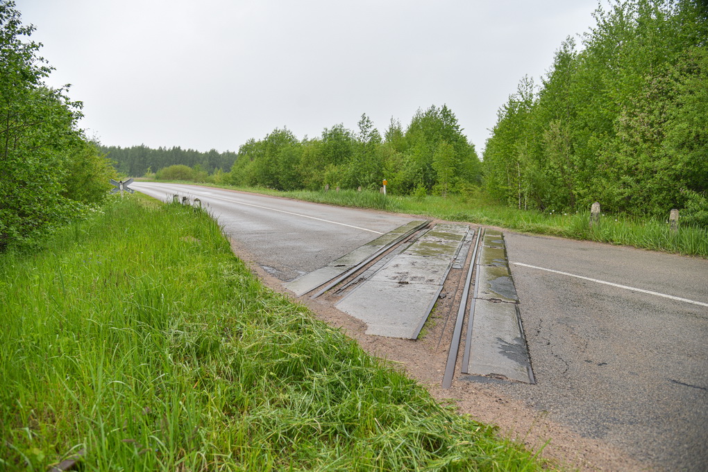 Į Pajuosčio karinę teritoriją po metų kitų vėl dardės aviacinį kurą gabenantys traukiniai – už keletą milijonų eurų planuojama atstatyti sovietmečiu čia ėjusią geležinkelio atšaką. P. ŽIDONIO nuotr.