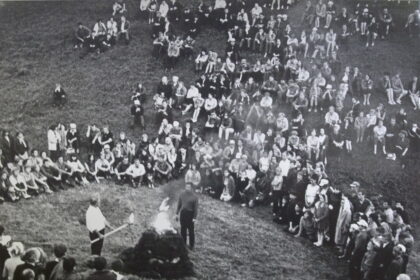 Sovietmečiu net kai kurie laisvalaikio leidimo būdai turėjo antisovietinį aspektą, subtiliai pridengtą visiškai legalia, nors iš tikrųjų – pusiau pogrindine veikla.