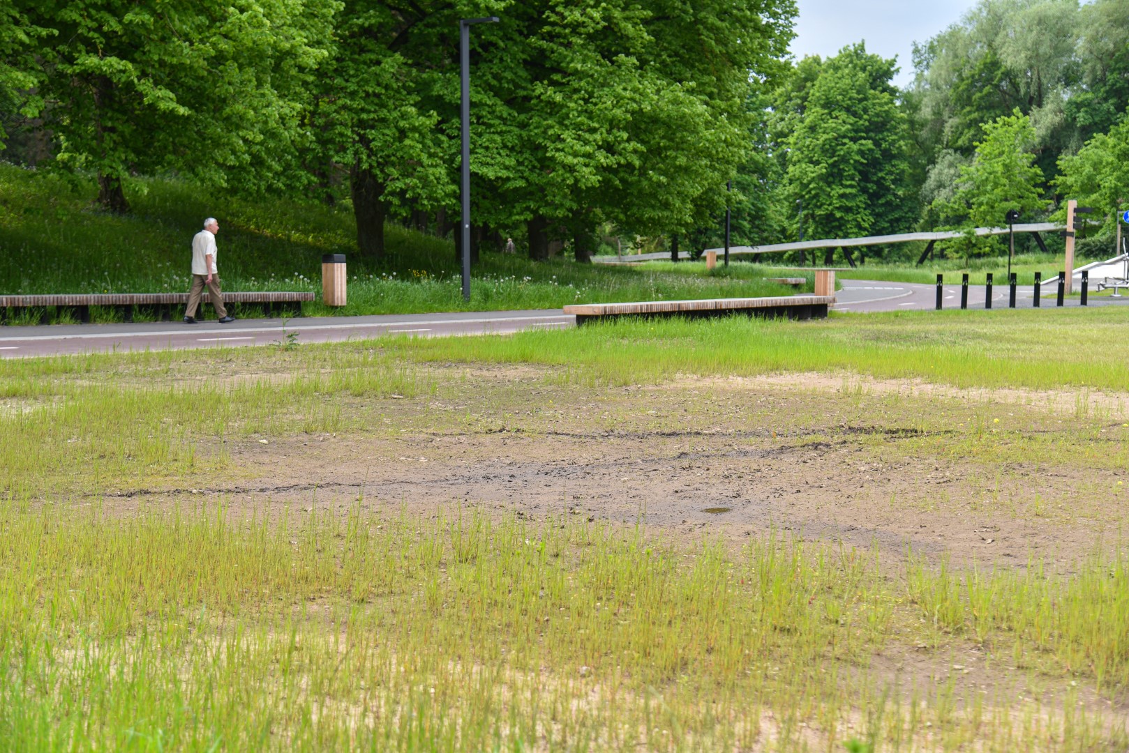 Skaistakalnio parke pievą, kur vykdavo renginiai, dabar po lietaus apsemia vanduo. P. ŽIDONIO nuotr.