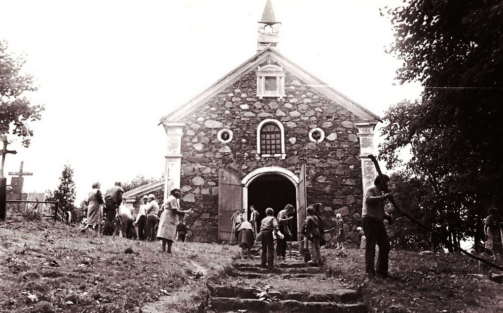 Talka atstatant Barklainių koplytėlę. Dešinėje – Julius Beinortas. 1989 metai. V. BEINORTIENĖS ASMENINIO ARCHYVO nuotr.