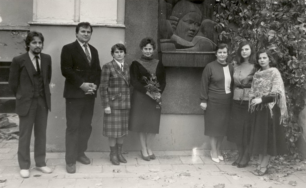 2-oje vidurinėje mokykloje, prie S. Nėries bareljefo 1988-aisiais, po Sąjūdžio vasaros. Iš kairės: Arnoldas Simėnas, mokyklos direktorius Eugenijus Urbonas, lituanistės Vida Grigienė, Danutė Melaikienė, Marija Paknienė, Jolanta Lebednykienė, Irena Skurdenienė. A. VILKO nuotr.