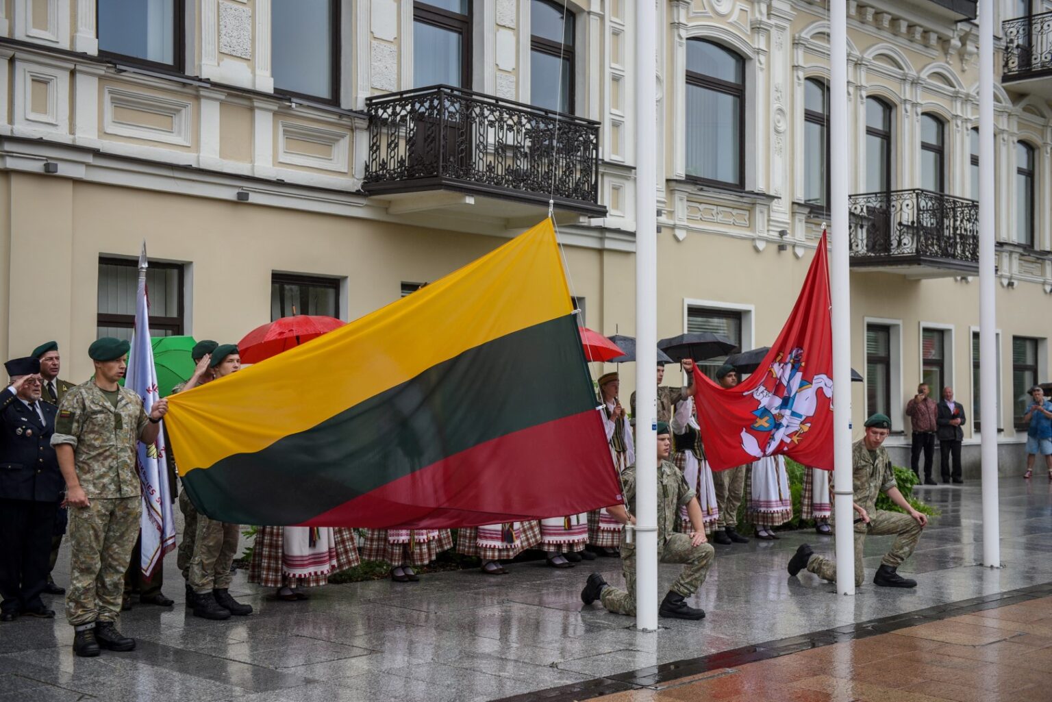 Valstybės dienos renginiai Panevėžyje prasidėjo šv. Mišiomis už Lietuvą Kristaus Karaliaus katedroje. Tradiciškai po jų vidurdienį Laisvės aikštėje iškilmingai iškelta trispalvė.