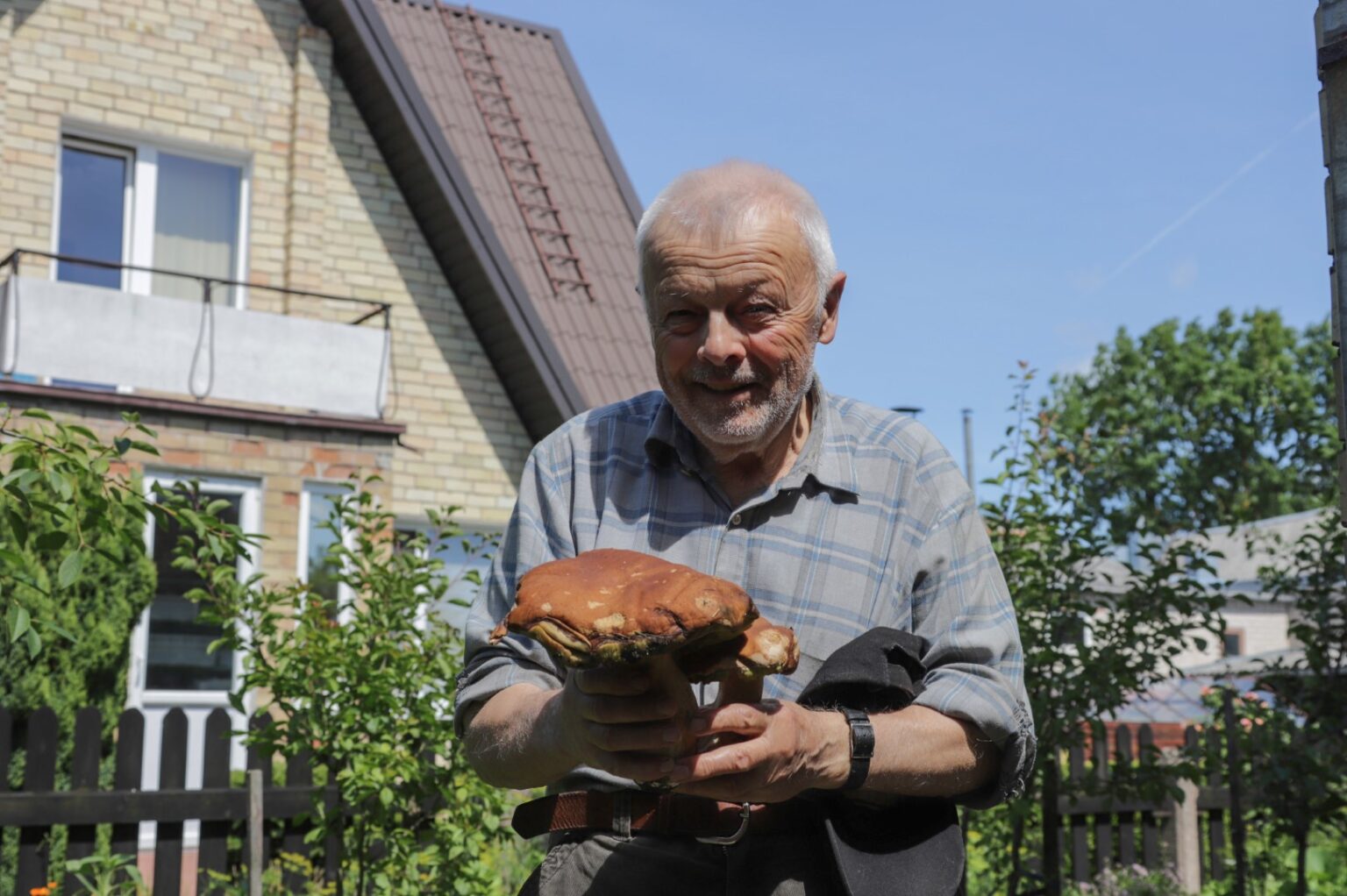 Patyręs grybautojas Dovydas Darmurus šį sezoną jau džiaugiasi neeiliniu laimikiu – net 800 g sveriančiu baravyku.