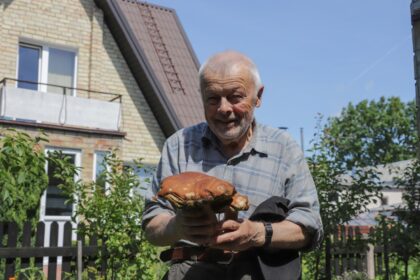 Patyręs grybautojas Dovydas Darmurus šį sezoną jau džiaugiasi neeiliniu laimikiu – net 800 g sveriančiu baravyku.