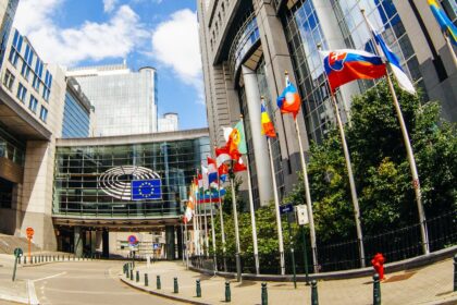 Europos Sąjungos (ES) užsienio reikalų ministrai pirmadienį pareiškė, kad neturėtų būti jokių abejonių dėl jų įsipareigojimo taikyti sankcijas Rusijai už įsiveržimą į Ukrainą, nepaisant didėjančių energijos kainų Europoje.