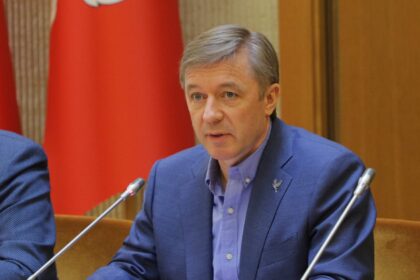 „Valstiečių“ lyderis Ramūnas Karbauskis sako, kad opozicinės partijos rinks parašus ir kreipsis į Konstitucinį Teismą (KT), kad šis įvertintų, ar Seimo sprendimas suteikti valstybės vadovo statusą Aukščiausiosios Tarybos-Atkuriamojo Seimo pirmininkui profesoriui Vytautui Landsbergiui neprieštarauja pagrindiniam šalies įstatymui.