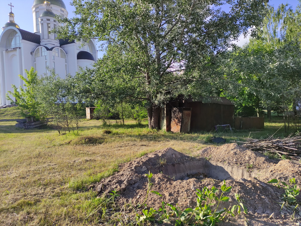 Šioje broliškoje kapo duobėje buvo laikinai palaidoti gatvėje rasti nužudyti civiliai. E. BUTRIMO nuotr.