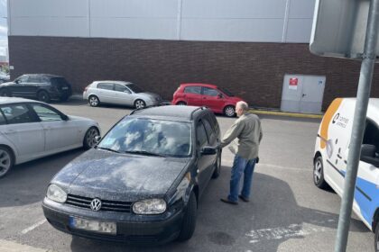 Vasaros viduryje Panevėžio Rožyno mikrorajone pasnigo. Tik šis sunkiai nuvalomas „sniegas“ ant kojų sukėlė ne tik gyventojus, bet ir aplinkos apsaugos inspektorius.