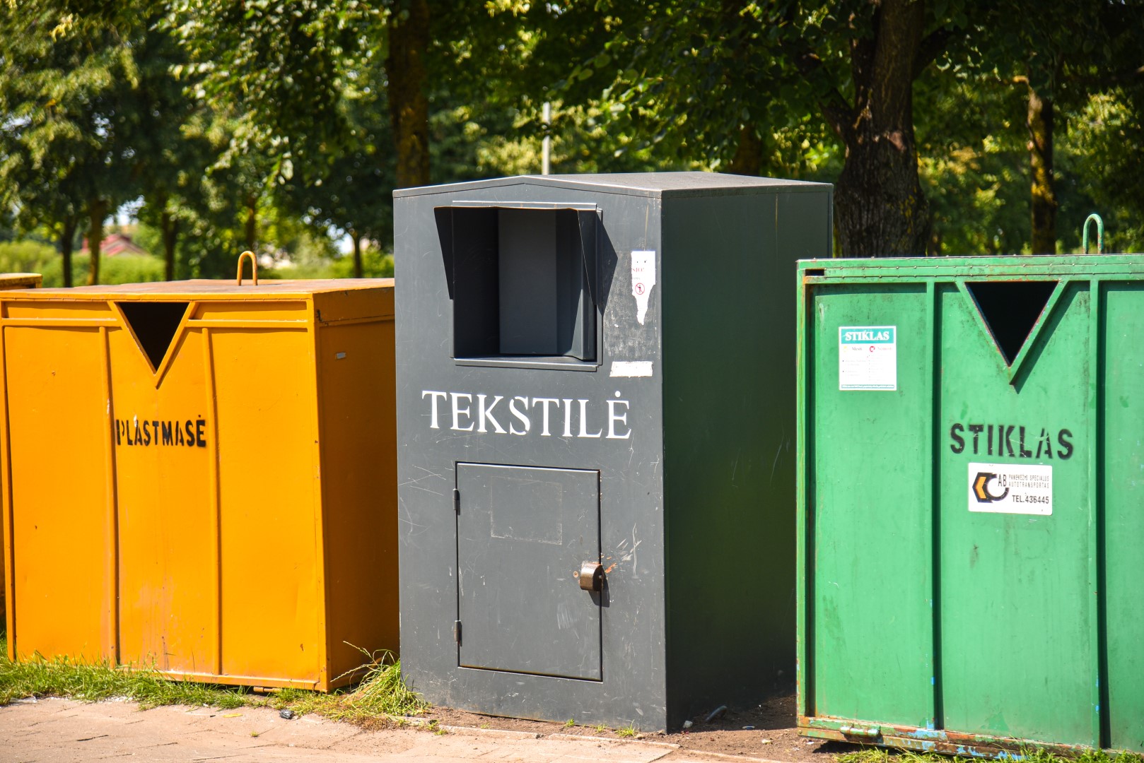 Šiuo metu tai vienas didžiausių galvasopių miesto tvarkytojams – tekstilės konteinerių durelės gana nesunkiai išlaužiamos. P. ŽIDONIO nuotr. 