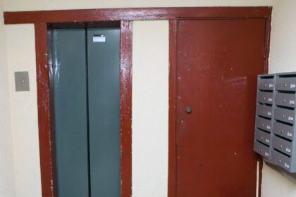 Šiemet Lygių galimybių kontrolieriaus tarnybą pasiekė jau trečias skundas, susijęs su ta pačia problema, – daugiabučio namo liftas nestoja antrame aukšte, todėl apribojamos jame gyvenančių žmonių su negalia judėjimo galimybės.