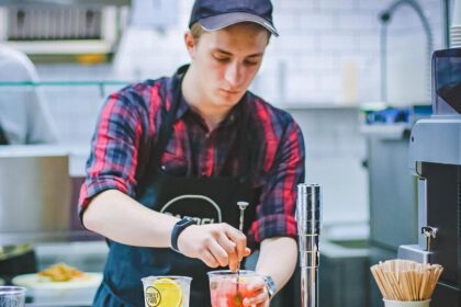 Mokslus dar kremtantiems jaunuoliams, ypač nepilnamečiams, vasarą gauti darbo – nemenkas iššūkis.