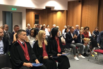 Šiandien Generalinėje prokuratūroje vykusios iškilmingos ceremonijos metu būti ištikimais Lietuvos valstybei, vykdyti jos Konstituciją ir įstatymus, savo pareigas atlikti sąžiningai bei garbingai prisiekė Iveta Galkevičienė, Jolita Inčienė ir Lukas Krivickas, iki šiol užėmę prokuroro padėjėjų pareigas.