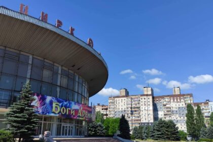 Viename keisčiausių ir ilgiausių Europos miestų – Kryvyj Riho Ukrainoje gyventojai didžiuojasi, kad iš čia kilęs ukrainiečius sutelkęs ir kovai už laisvę įkvepiantis prezidentas Volodymyras Zelenskis.