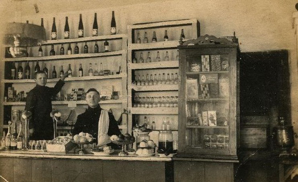 Tarpukario bufete. 1927-ieji. PANEVĖŽIO KRAŠTOTYROS MUZIEJAUS RINKINIŲ nuotr.