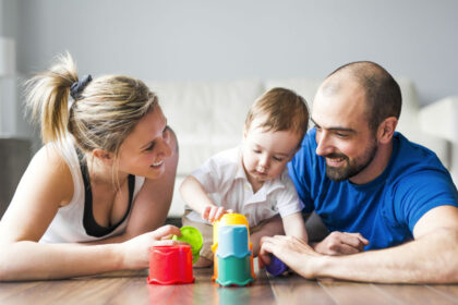 Pokyčiai tėvams, auginantiems mažus vaikus, įsigalios nuo 2022 metų rugpjūčio 1 dienos. Tikimasi, kad tai padės derinti šeimos ar asmeninius poreikius su darbo įsipareigojimais.