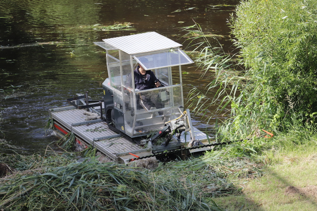 Kad greičiau baigtų darbus, du suvalkiečiai laivavedžiai kelias savaites Nevėžio upę šienavo nuo ankstyvo ryto iki vėlumos. I. STULGAITĖS-KRIUKIENĖS nuotr.