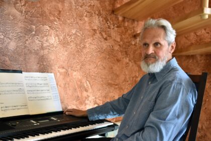 Kraują stingdančios mirusįjį išlydinčios giesmės nueina į praeitį, pastebi bene pirmasis Panevėžyje per laidotuves ne vien giedoti, bei ir groti klavišiniu instrumentu ėmęsis Vytautas Šulskis.