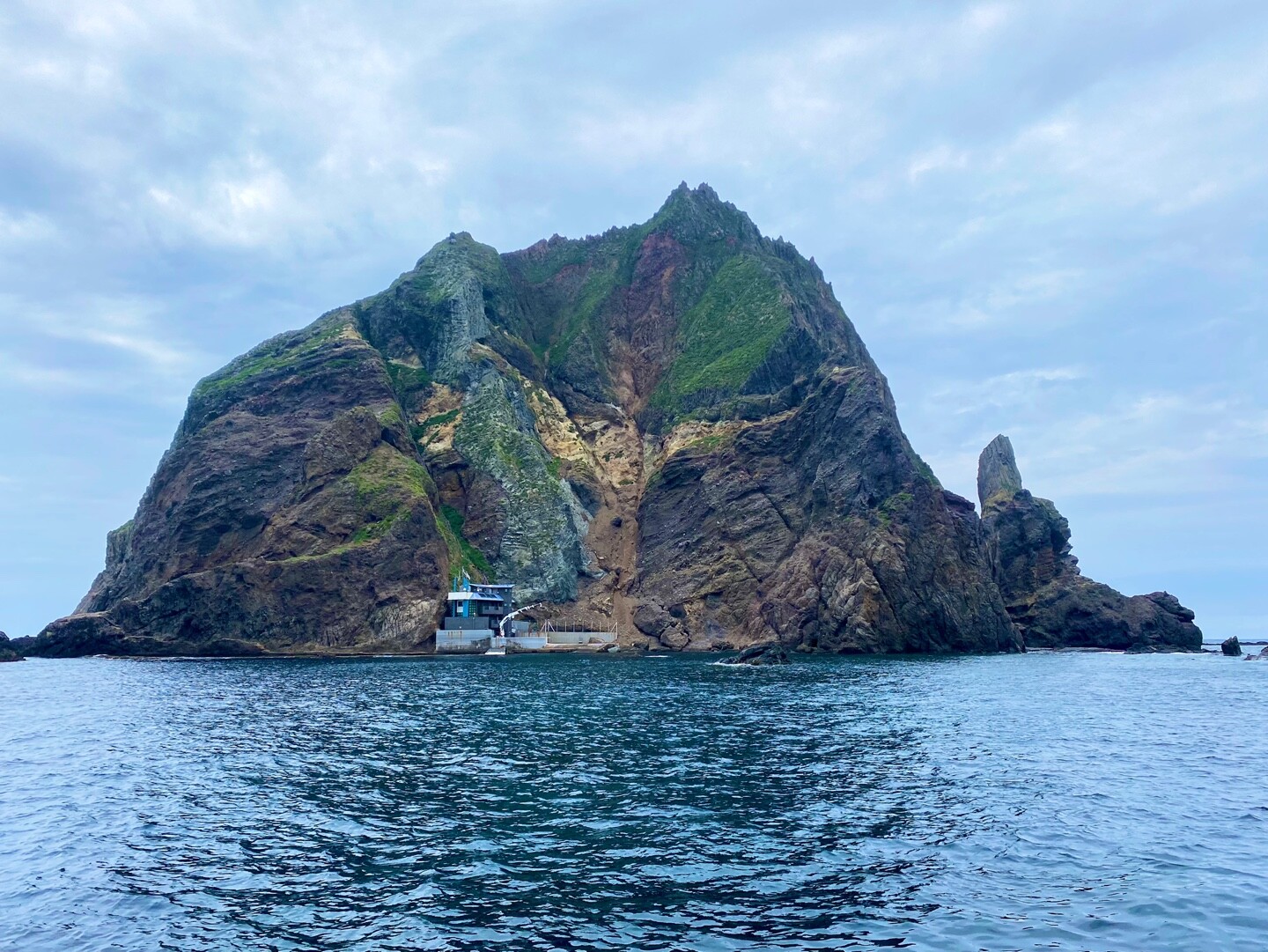 Norint pasiekti Dokdo salą, reikia plaukti keltu apie pusantros valandos. A. BLAUZDŽIO asmeninio archyvo nuotr.