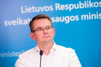 Sveikatos apsaugos ministras Arūnas Dulkys sako, kad kol kas nėra pagrindo kalbėti apie karantiną ar dėl pandemijos įvedamą ekstremaliąją situaciją.