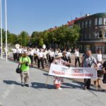 Laisvės aikštėje penktadienio vidudienį praeivių akis traukė spalvinga eisena, kurioje pagrindinis akcentas buvo ne balionai, plakatai ar gėlės, o … fotoaparatas.