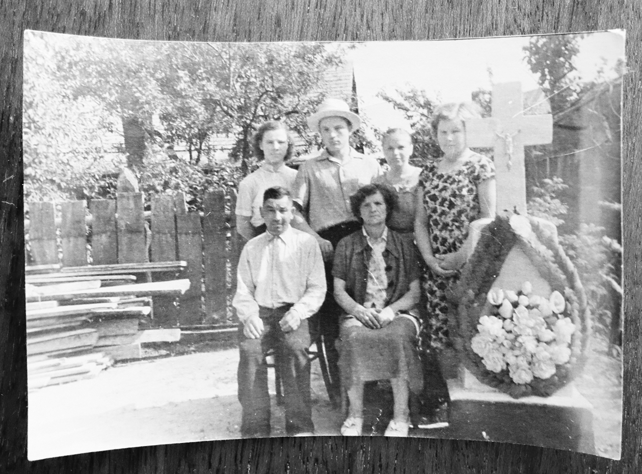 Antanina Šiaudinienė su vyru Juozu ir vaikais prie šeimos kryžiaus, stovėjusio jų namo kieme J. Tilvyčio gatvėje. ASMENINIO ARCHYVO nuotr.