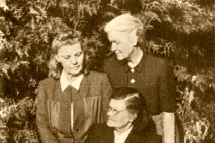 Praėjusio amžiaus pradžioje senovės papročius puoselėjusioje šeimoje augusios trys dukros tapo pasišventusiomis kraštotyrininkėmis. Būtent jų – seserų Glemžaičių – prieš šimtmetį pradėta kaupti tautinių drabužių kolekcija išliko iki šiol ir yra iškalbinga praeities gyvenimo liudytoja.