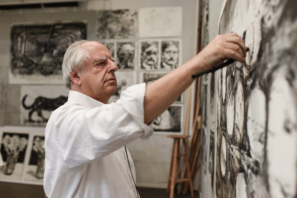Lydimas žydų paveldo tyrinėtojo Mariaus Galadausko, garsusis menininkas Williamas Kentridge’as su žmona apsilankė Panevėžyje ir džiaugėsi jo gatvėmis pasivaikštinėjęs niekieno taip ir neatpažintas. M. GALADAUSKO ASMENINIO ARCHYVO nuotr. 