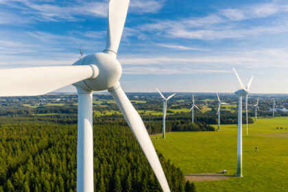 Metai kiti – ir Panevėžio rajono kraštovaizdis turėtų gerokai pasikeisti. Per rajoną besidriekiančias Lietuvos vidurio žemumas, slėnius, laukus ir kalveles planuojama apstatyti vėjo jėgainėmis.