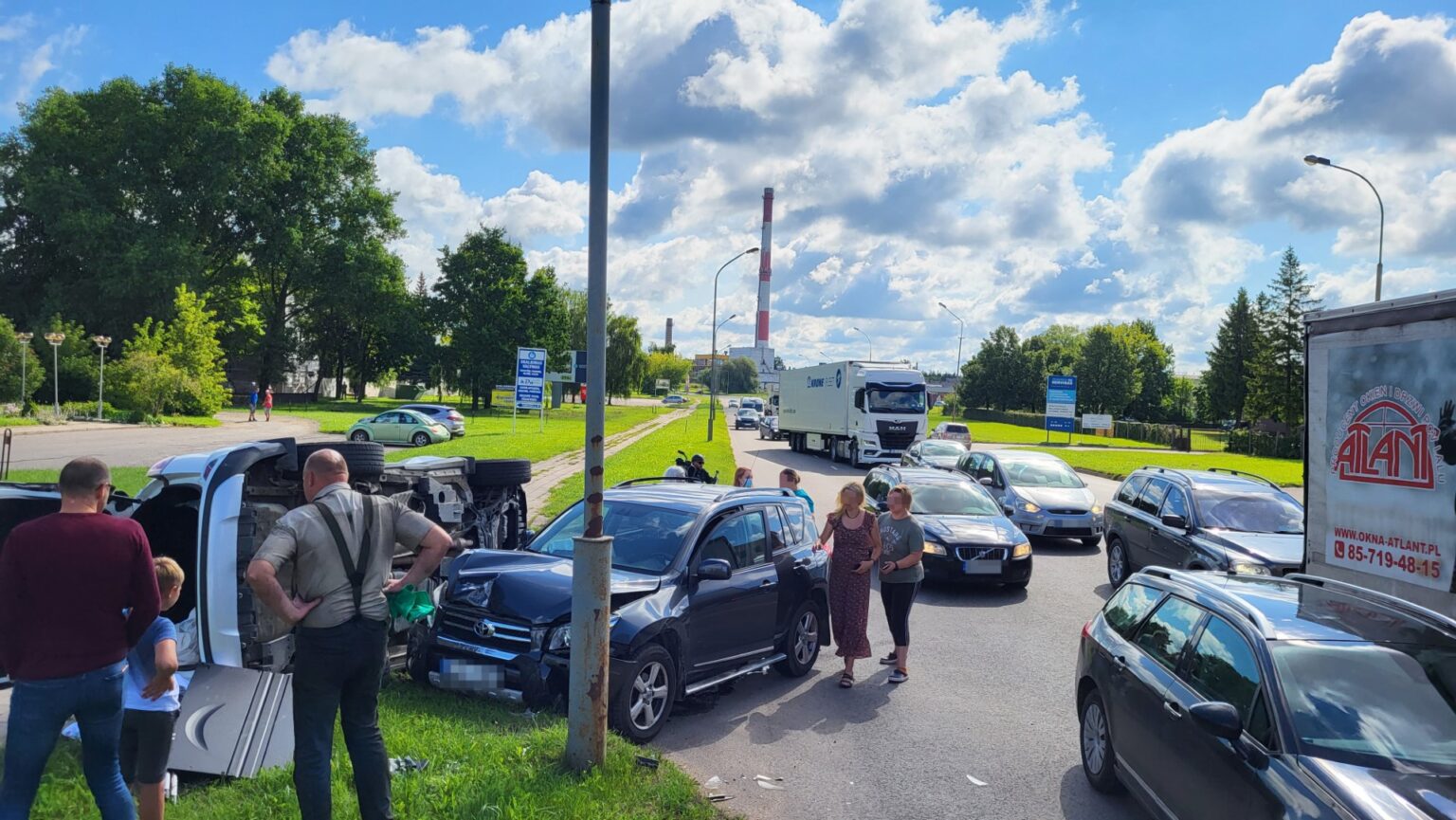 Dėl rekonstruojamos Tinklų-S. Kerbedžio ir Senamiesčio gatvių sankryžos bei lūžus „Ekrano“ užtvankai sunkiai pravažiuojamos ir J. Biliūno gatvės automobiliu įveikti kelią per Panevėžį tapo misija sunkiai įmanoma.