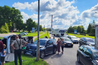 Dėl rekonstruojamos Tinklų-S. Kerbedžio ir Senamiesčio gatvių sankryžos bei lūžus „Ekrano“ užtvankai sunkiai pravažiuojamos ir J. Biliūno gatvės automobiliu įveikti kelią per Panevėžį tapo misija sunkiai įmanoma.