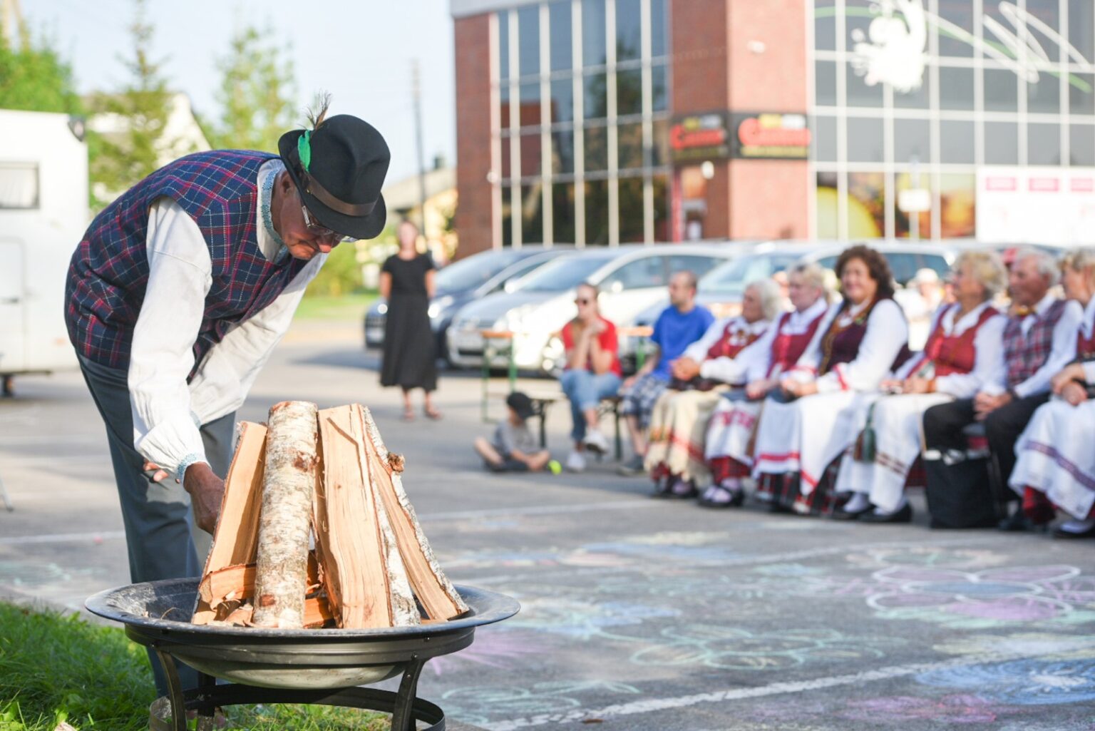 Baltijos kelias – vieninga Europa. Su tokiu šūkiu į istorinės akcijos minėjimą trečiadienio vakarą rinkosi miesto ir rajono bendruomenės bei meno kolektyvai.
