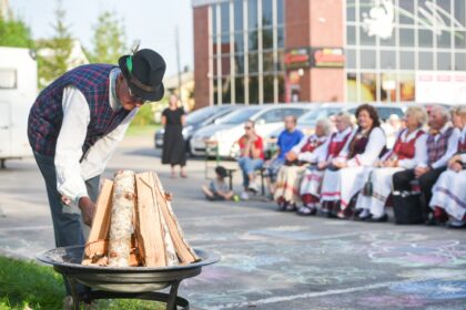 Baltijos kelias – vieninga Europa. Su tokiu šūkiu į istorinės akcijos minėjimą trečiadienio vakarą rinkosi miesto ir rajono bendruomenės bei meno kolektyvai.