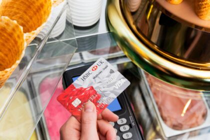 Technologijos kelia koją ir į mokyklų valgyklas. Jau nuo kitų mokslo metų Panevėžio moksleiviai už pietus galės atsiskaityti banko mokėjimo kortelėmis arba elektroniniu mokinio pažymėjimu.