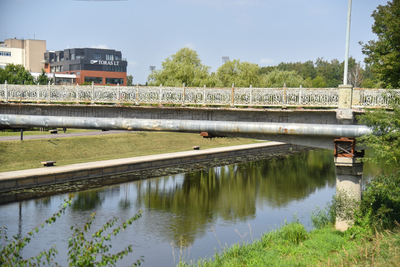Savivaldybė grasina, kad iki Naujųjų nebaigę tvarkyti pėsčiųjų tilto per Nevėžį ties A. Jakšto gatve statybininkai sulauks sankcijų. P. ŽIDONIO nuotr.