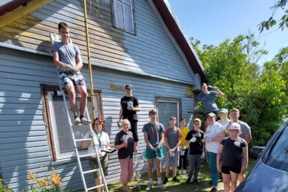 Jau ketvirta vasara, kai Panevėžio krašto skautai raitojasi rankoves ir čiumpa teptukus – atnaujina vienišų senolių ar sunkiai besiverčiančių neįgaliųjų medinius namukus. Šįkart tokia laimė nusišypsojo po insulto sunkiai vaikštančiai naujamiestietei.