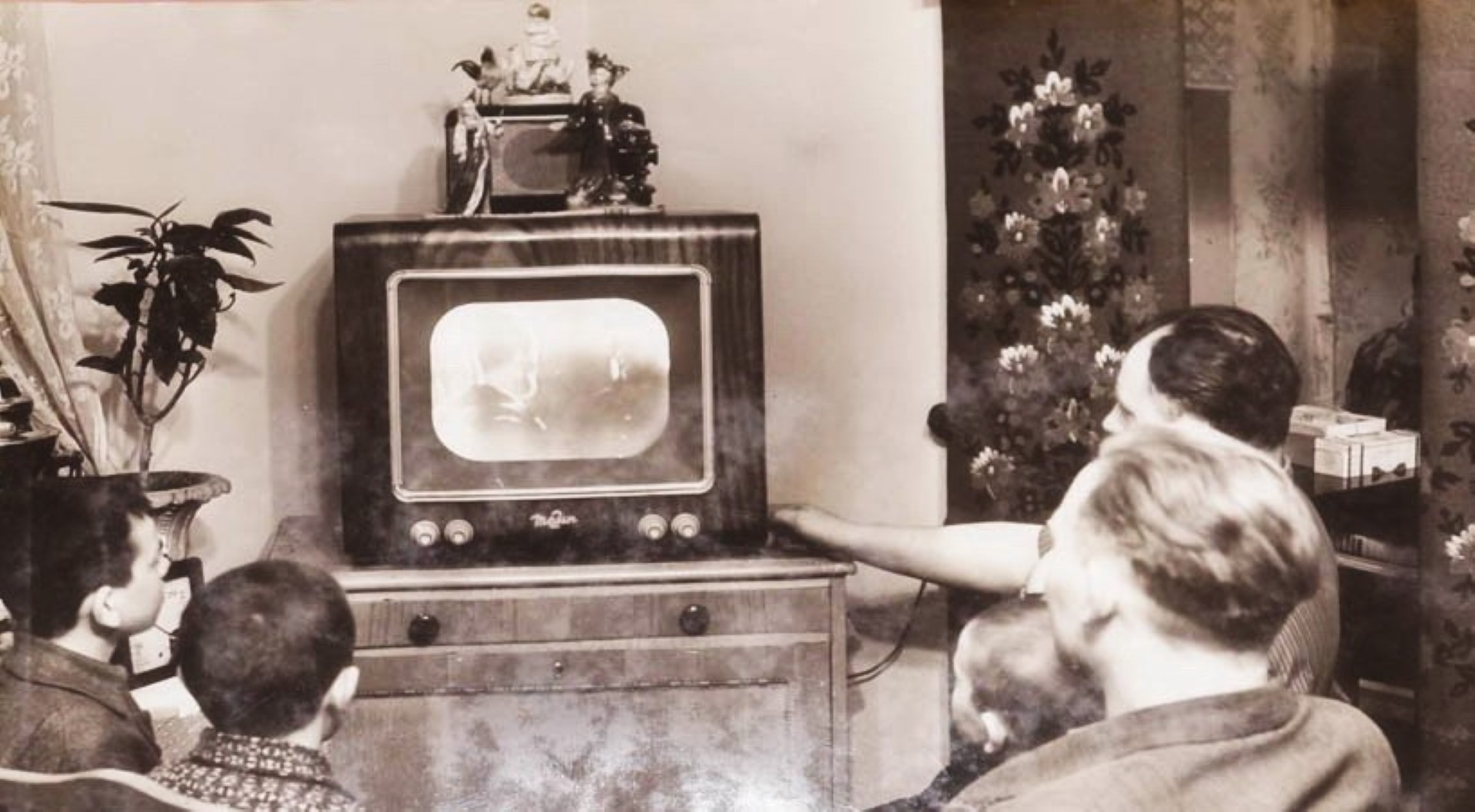 Per televiziją, kitas informavimo priemones sovietmečiu skleista propaganda netrukdė žmonėms matyti realybę tokią, kokia ji buvo iš tikrųjų,– tai yra, labai tolima režimo ideologiniams melams. PB ARCHYVO nuotr. 