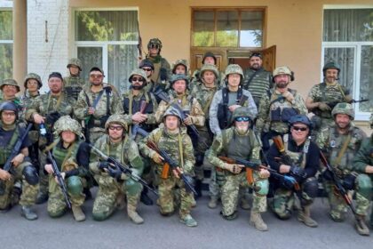 „Visus tuos karo mėnesius mama kasdien skambina teirautis, ar man viskas gerai. Nesakau, kad esu ligoninėje, sužeistas, nesakau to nei žmonai, nei dviem sūnums. Nenoriu, kad jie jaudintųsi“, – prasitaria Sviatoslavas Dubina – 48-erių kuopos vadas, iki karo rankose net ginklo nelaikęs.