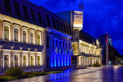 Visame pasaulyje penktadienį minint Tarptautinę gestų kalbų dieną, miesto savivaldybės pastatas nušvito mėlyna spalva.