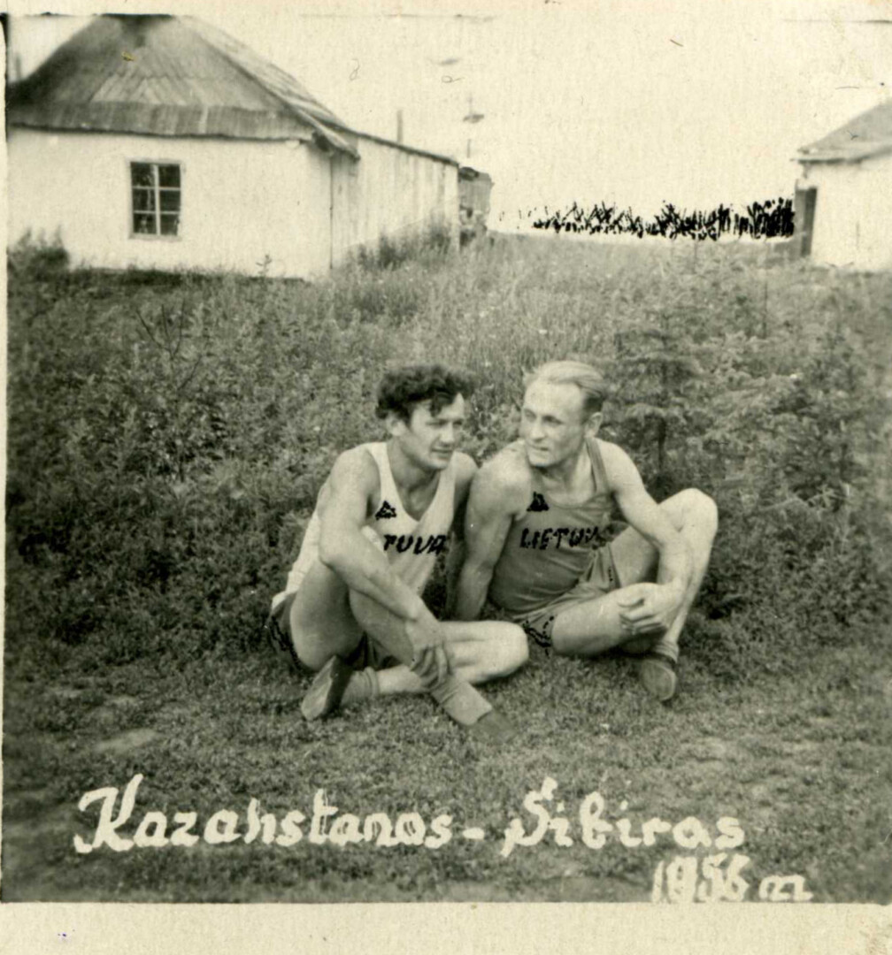 Atokvėpio akimirka po rungtynių. Ilsisi Antanas Petrikonis ir Bronius Kemeklis. Kengyras, Kazachijos SSR, 1956 m. LGGRTC OKUPACIJŲ IR LAISVĖS KOVŲ MUZIEJAUS RINKINIŲ nuotr.