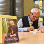 Knygos sutiktuvės, kuriose gali tilpti viskas: muzika, istorija, filosofija, teatras, jausmai ir gilios įžvalgos. Toks ir buvo vyskupo Jono Kaunecko prisiminimų knygos „Prieš visus vėjus“ pristatymas Panevėžio apskrities Gabrielės Petkevičaitės-Bitės viešojoje bibliotekoje. Gal todėl, kad ir pačioje knygoje atsiskleidžia turtingas visokių potyrių gyvenimas, ir tokia gili asmenybė, likimo vėtyta, mėtyta, bet atsilaikiusi prieš visus vėjus.