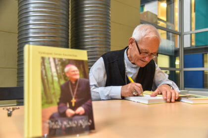 Knygos sutiktuvės, kuriose gali tilpti viskas: muzika, istorija, filosofija, teatras, jausmai ir gilios įžvalgos. Toks ir buvo vyskupo Jono Kaunecko prisiminimų knygos „Prieš visus vėjus“ pristatymas Panevėžio apskrities Gabrielės Petkevičaitės-Bitės viešojoje bibliotekoje. Gal todėl, kad ir pačioje knygoje atsiskleidžia turtingas visokių potyrių gyvenimas, ir tokia gili asmenybė, likimo vėtyta, mėtyta, bet atsilaikiusi prieš visus vėjus.