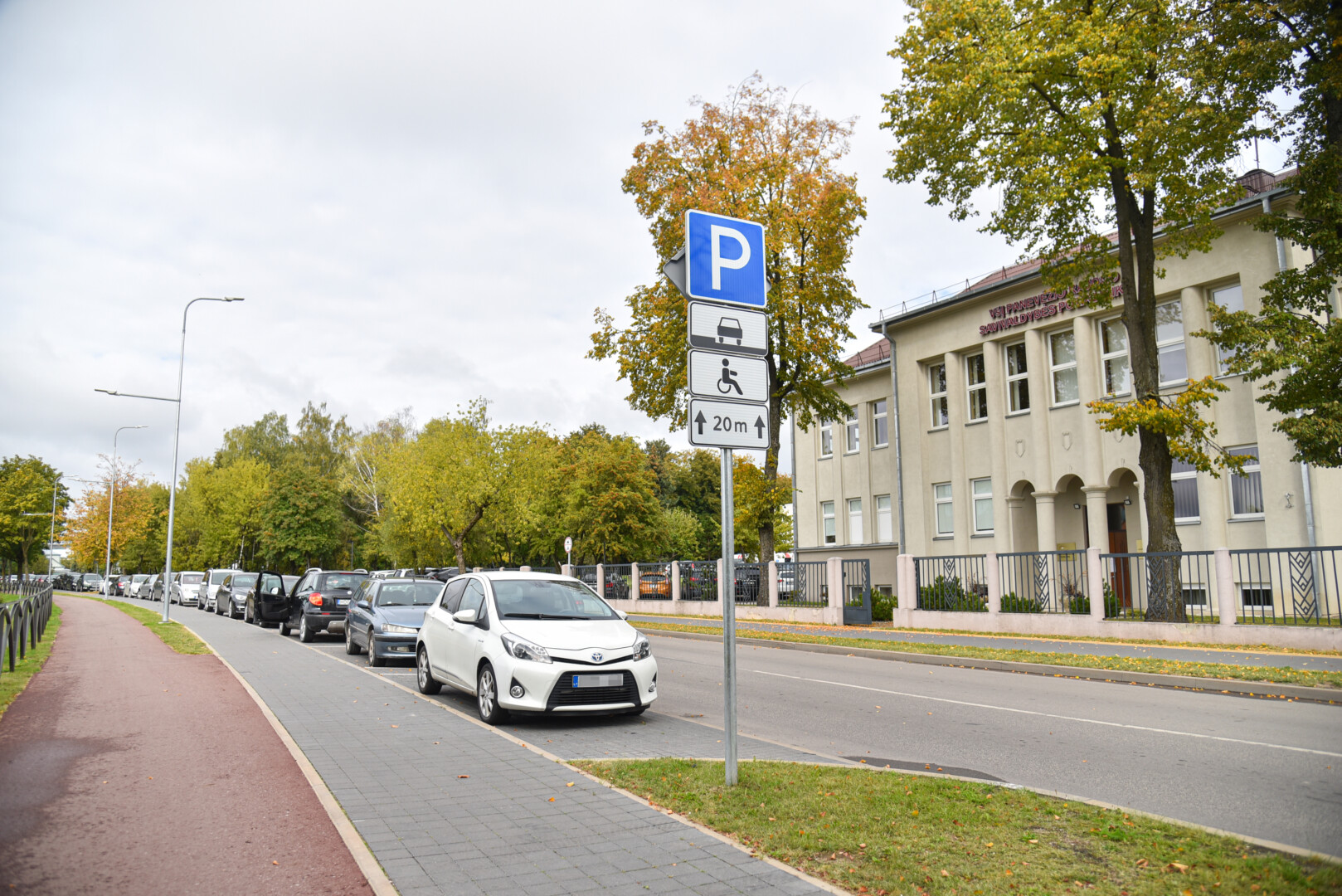 Į rajono polikliniką atvykę neįgalieji dažnai pamato, kad jiems skirtos automobilių stovėjimo vietos užimtos neturinčiųjų teisės jose statyti savo transporto priemonių. P. ŽIDONIO nuotr.