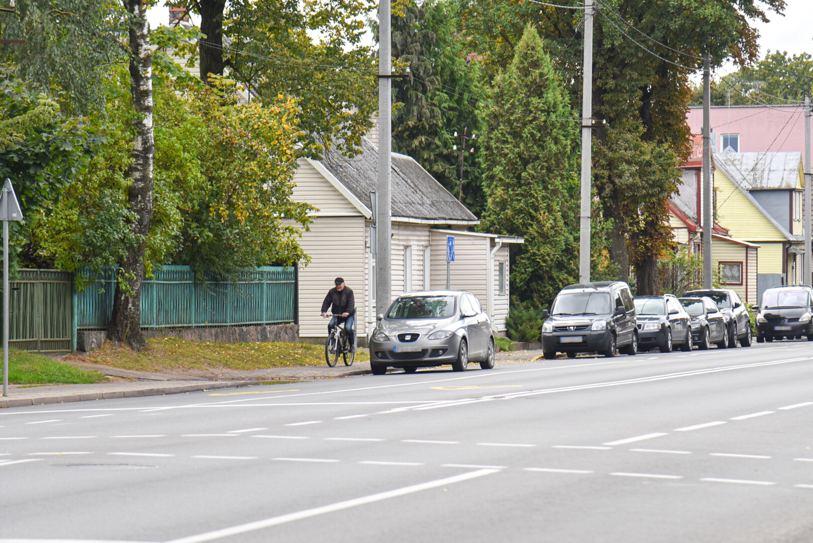 Pažeidžiant taisykles, automobiliai statomi Smėlynės gatvėje. P. ŽIDONIO nuotr.