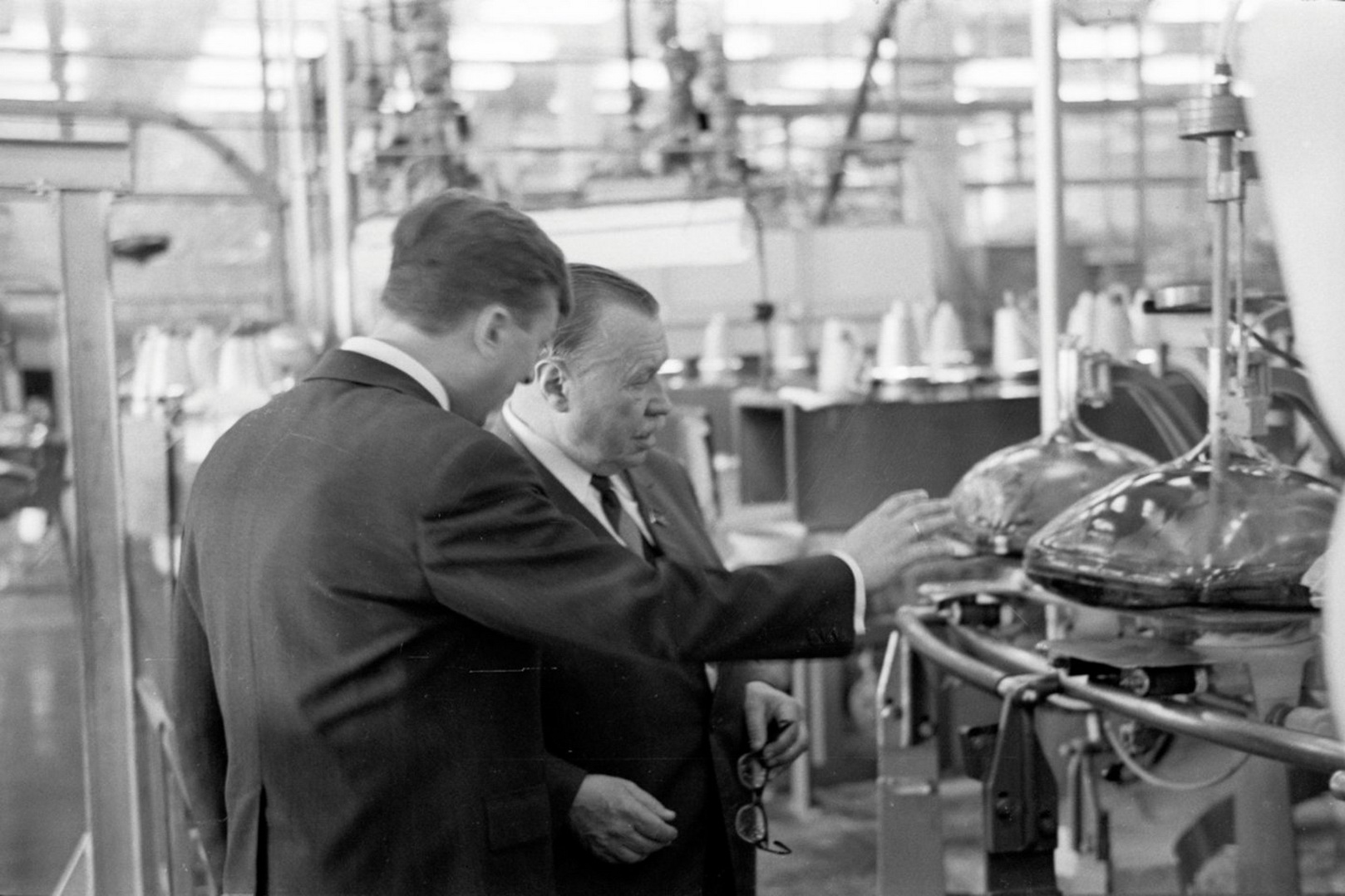 Lietuvos komunistų partijos centro komiteto pirmasis sekretorius Antanas Sniečkus Panevėžio „Ekrano“ gamykloje. 1971 metų gegužės 19 diena. LIETUVOS YPATINGOJO ARCHYVO nuotr.