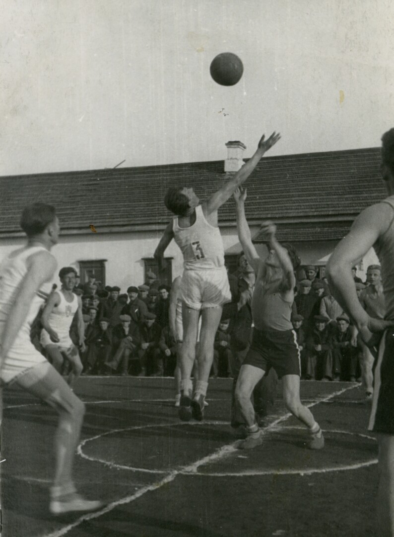Rungtynės tarp 2-ojo ir 3-iojo lagerio komandų. Ginčą sprendžia Aleksas Buknys ir Viktor Pastak. Inta, Komijos ASSR, 1955 m. LGGRTC OKUPACIJŲ IR LAISVĖS KOVŲ MUZIEJAUS RINKINIŲ nuotr.