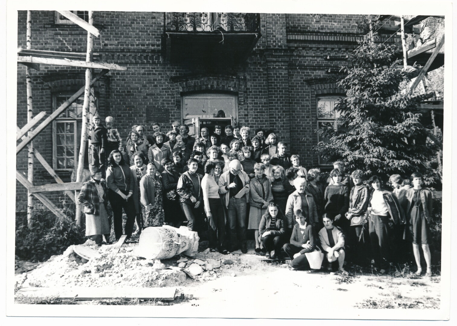 Savanoriškos knygos bičiulių draugijos Panevėžio skyriaus narių talka rašytojos Gabrielės Petkevičaitės-Bitės tėviškėje Puziniškyje (Panevėžio r.). 1985 m. PANEVĖŽIO APSKRITIES GABRIELĖS PETKEVIČAITĖS-BITĖS VIEŠOSIOS BIBLIOTEKOS, Savanoriškos knygos bičiulių draugijos Panevėžio skyriaus fondo F24 nuotr.